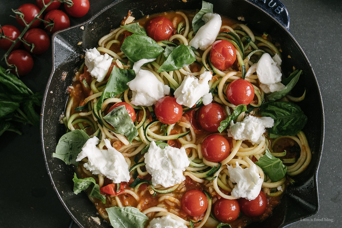 Спагетти с бурратой и томатами