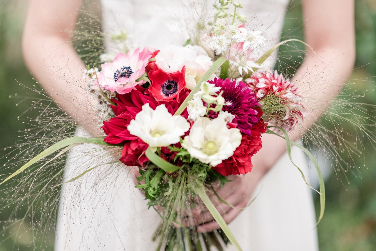 花嫁に 赤 をアクセントにしたブーケ 真っ白なウェディングドレスに映えるアイディア12選 Arch Days