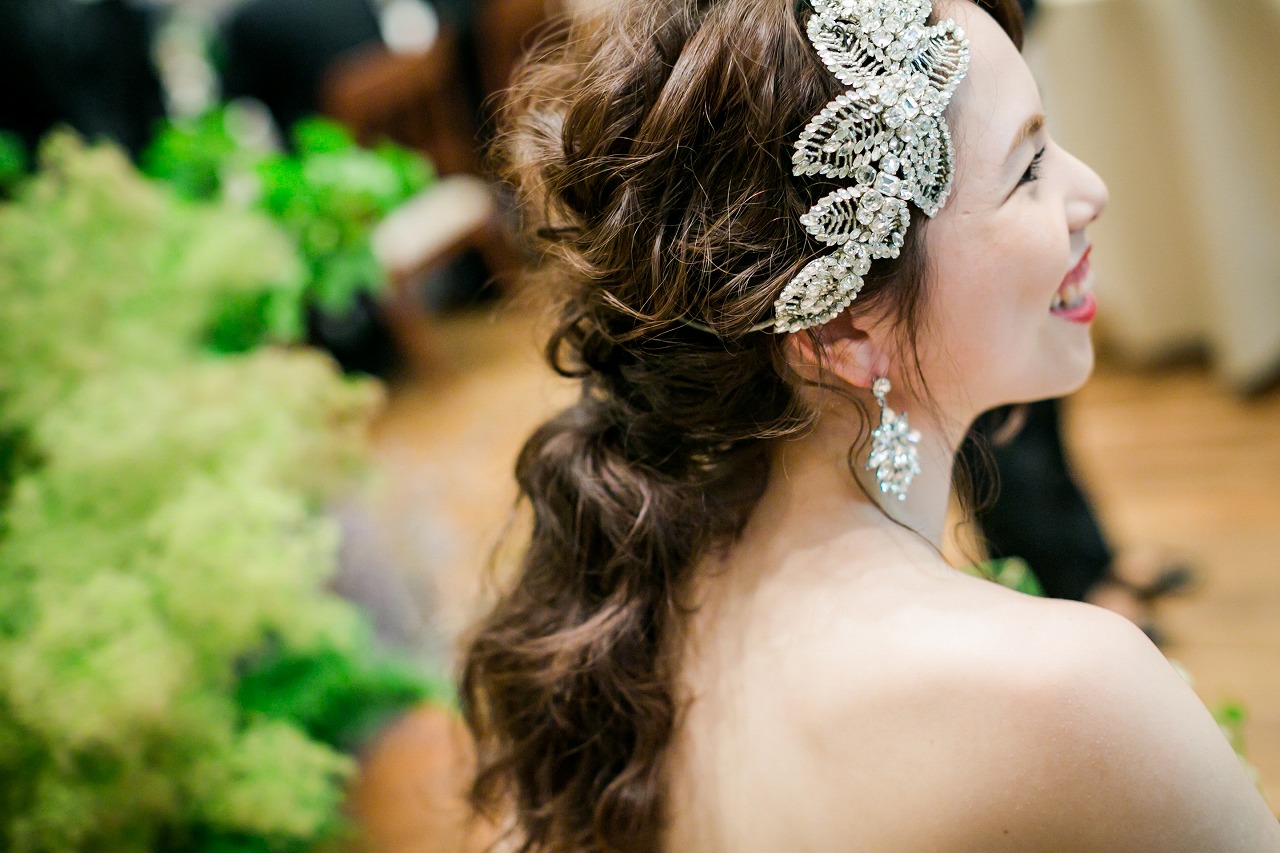 人気アイテム Q♢ヘッドドレスシルバー 結婚式ヘアアクセサリー 花ウェディングブライダル髪飾り