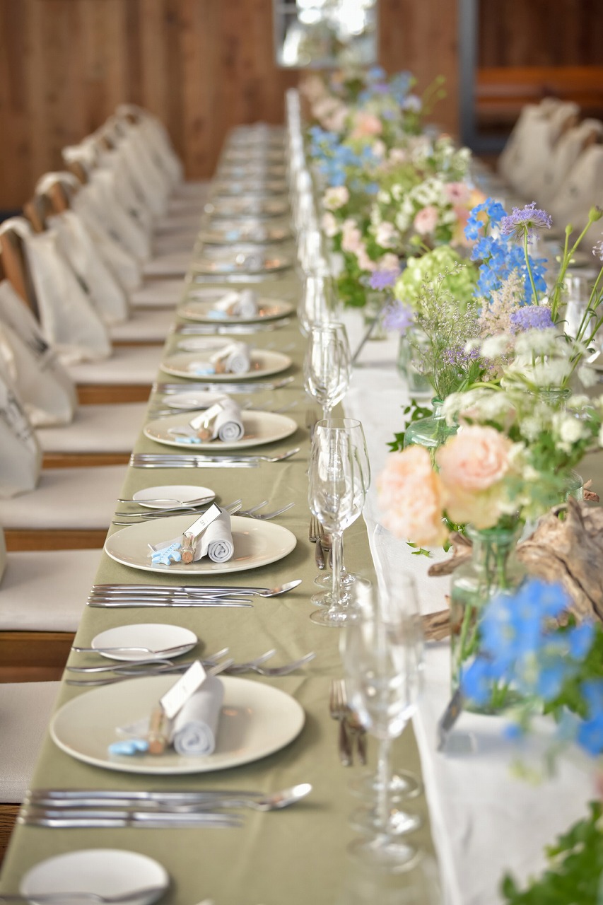 お花屋さんみたい 結婚式のテーブル装花は グルーピング がおしゃれ Arch Days