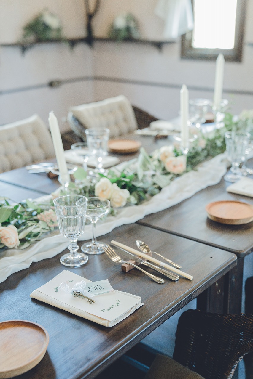 チュールのテーブルランナーで結婚式ゲストテーブルをワンランクアップ | ARCH DAYS