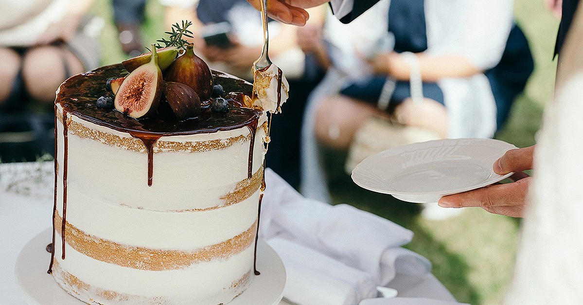 クールな結婚式を叶えるならウェディングケーキもダークカラーを合わせて Arch Days