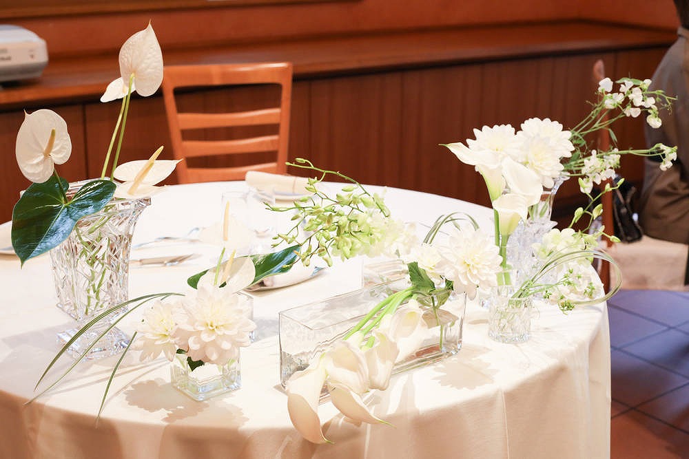 お花屋さんみたい 結婚式のテーブル装花は グルーピング がおしゃれ Arch Days