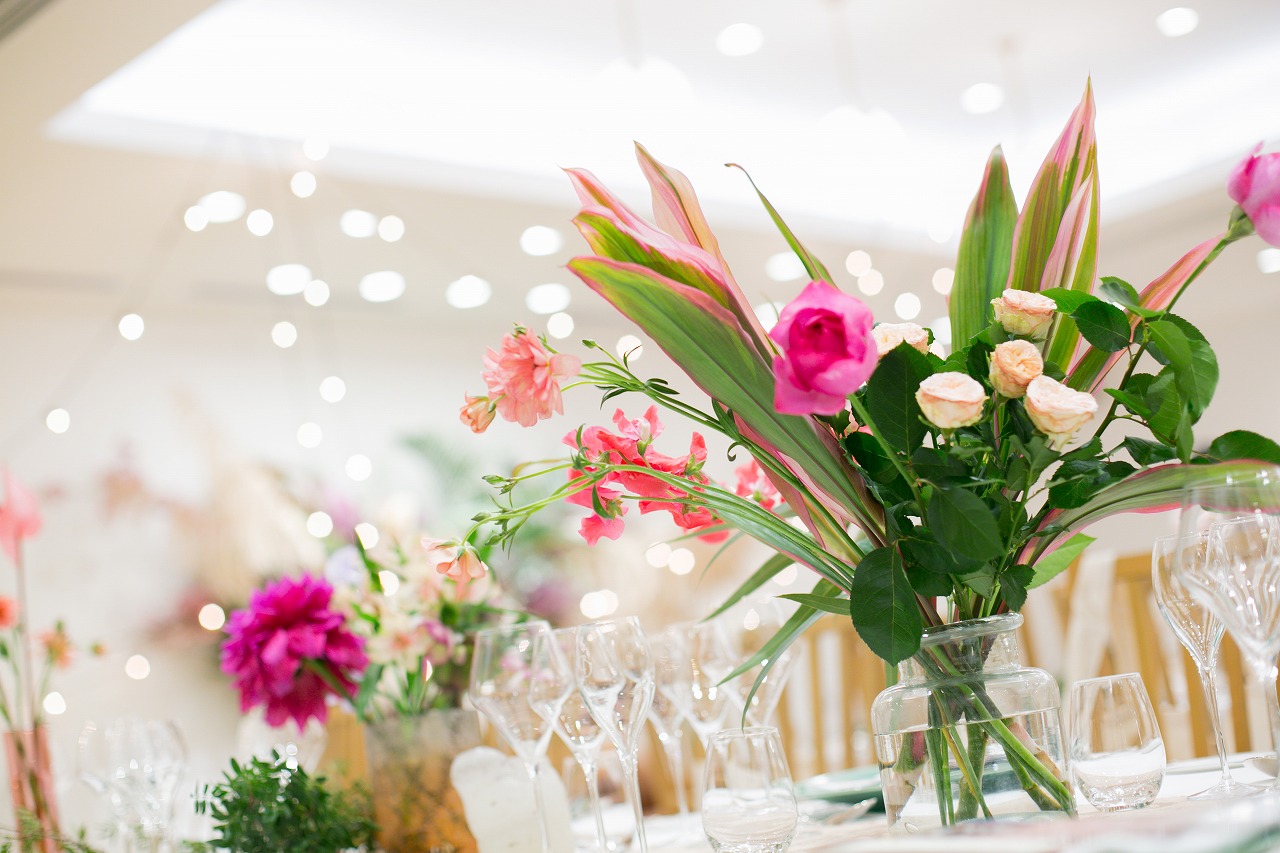 結婚式 卓上装花は切り花の花器アレンジが絶対可愛い 会場装飾 Arch Days