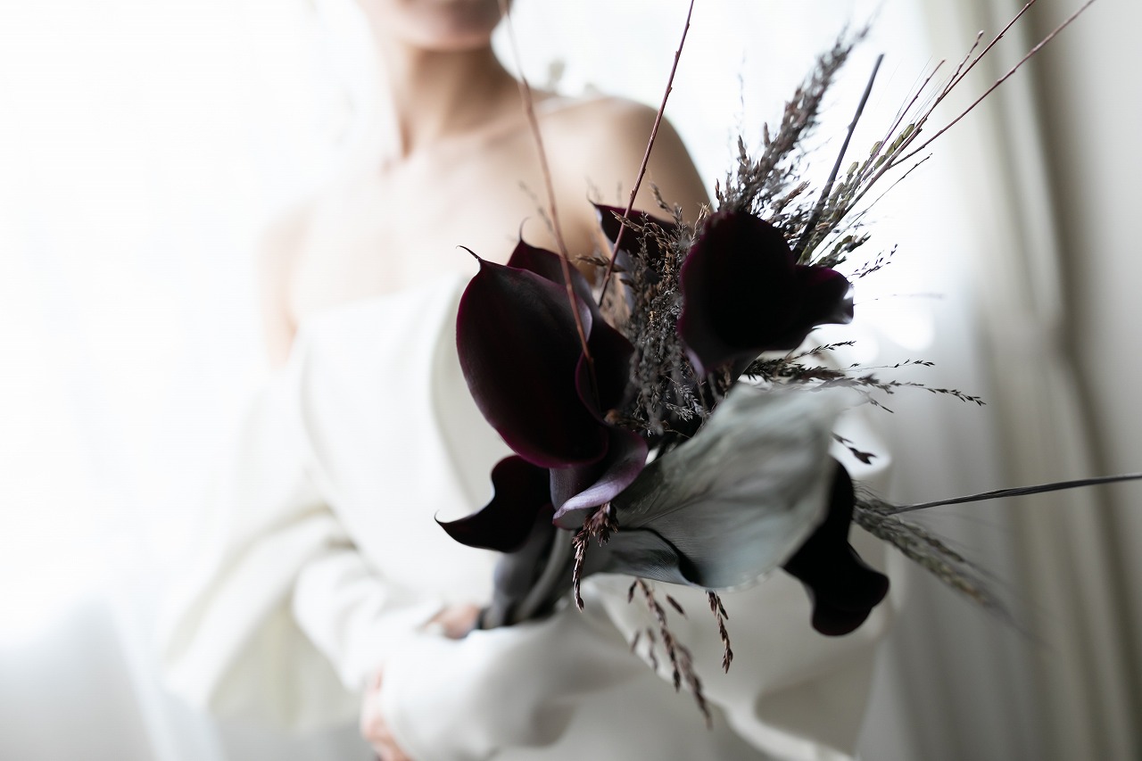 目指すはワンランク上の花嫁 黒花を取り入れたブーケや装花でオシャレ上級者に Arch Days