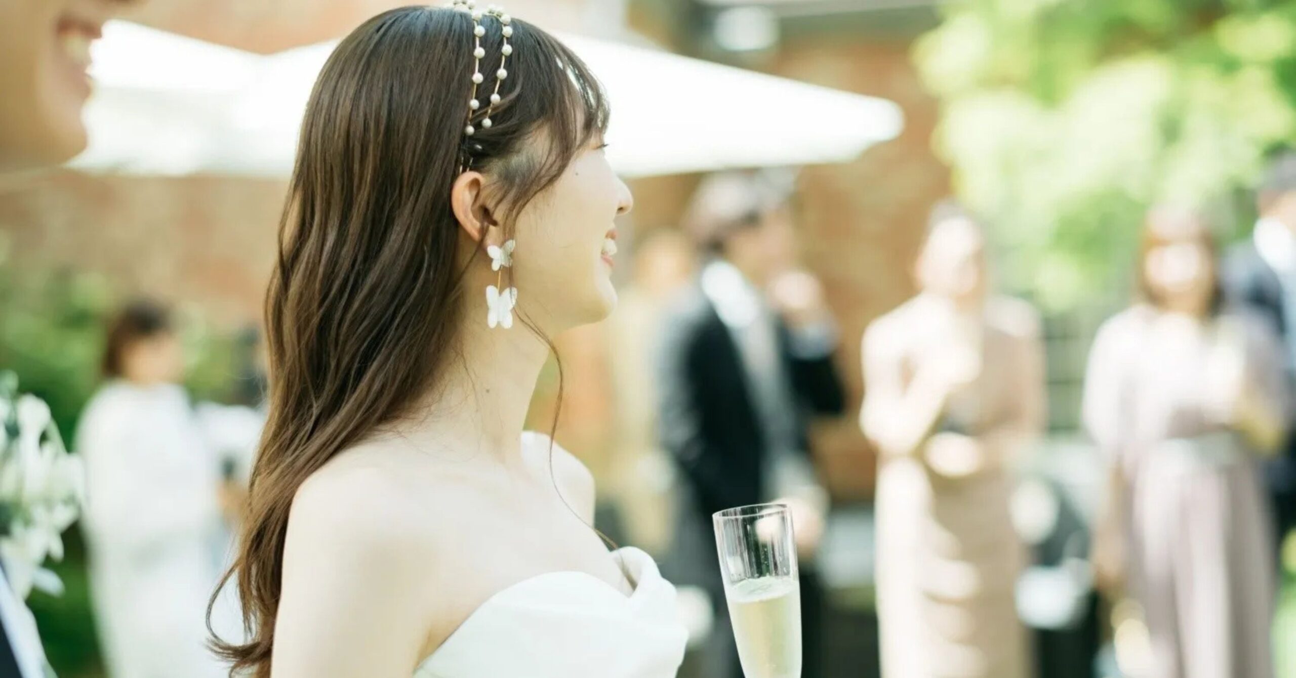 【2025年最新版!】アレンジ自由な「ダウンヘア」でおしゃれ花嫁へ!リボンや生花など最旬アレンジ21選