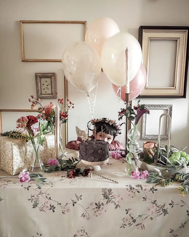【みんなのBirthday photo🎂✨】

今回は、4歳の誕生日を迎えた女の子の、バースデーパーティーの様子をご紹介します！

「お誕生日にしようね」と約束していた、
はじめてのネイル💅

普段からリビングに飾る用に選んでいる季節のお花を
ドライにして、お母さんが作った花冠。

大好きな赤とピンクの花柄のドレス。

どれも親子のエピソードがあって、とても温かみのあるパーティーですね❤️✨
お誕生日、おめでとうございます🎂✨

@autumn_clover_baby さん
素敵なシェアをありがとうございました🕊️✨

━━━━━━━━━━━━━━━━━━━━━━━━
▪︎ ARCH DAYS ▪︎　
キッズ＆ベビー / ママライフを ちょっと特別にするためのアイディアを発信するWebメディア

▽ARCH DAYSトップページはこちらから☑︎
@archdays
プロフィールのリンクから
⁡━━━━━━━━━━━━━━━━━━━━━━━━

#4歳誕生日 #4thbirthday #誕生日 #バースデー #誕生日フォト  #バースデーフォト #テーマパーティー  #バースデーケーキ #誕生日ケーキ #手作り誕生日ケーキ  #女の子ママ #男の子ママ #誕生日飾り付け #おうちスタジオ #おうちフォト #コドモデイズ #archdays