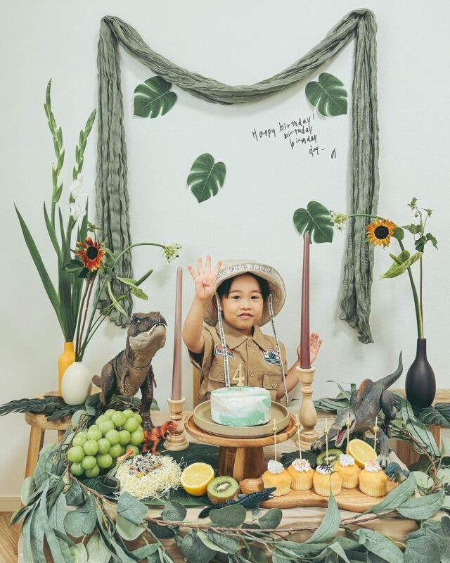 【みんなのBirthday photo🎂✨】

今回は、4歳の誕生日を迎えた男の子の、バースデーパーティーの様子をご紹介します！

テーマは「dinosaur party🦕」！

ジャングルをイメージして、グリーンをベースに🌿
そして衣装は探検家っぽく🗺️🤎

最近は何かする前に約束したことを
守ってくれることも増えたり、怒ったり
泣いたりしても話で解決できることも増えたり、
思っていることをちゃんと言葉にしてくれて
お互いに理解できることが増えたな〜と感じるそうです☺️

お祝いとともに、こうして成長を感じられるのも素敵です✨
お誕生日、おめでとうございます👏
@kaimama.w さん
素敵なシェアをありがとうございました🕊️✨

━━━━━━━━━━━━━━━━━━━━━━━━
▪︎ ARCH DAYS ▪︎　
キッズ＆ベビー / ママライフを ちょっと特別にするためのアイディアを発信するWebメディア

▽ARCH DAYSトップページはこちらから☑︎
@archdays
プロフィールのリンクから
⁡━━━━━━━━━━━━━━━━━━━━━━━━

#4歳誕生日 #4thbirthday #誕生日 #バースデー #誕生日フォト  #バースデーフォト #テーマパーティー  #バースデーケーキ #誕生日ケーキ #手作り誕生日ケーキ  #女の子ママ #男の子ママ #誕生日飾り付け #おうちスタジオ #おうちフォト #コドモデイズ #archdays