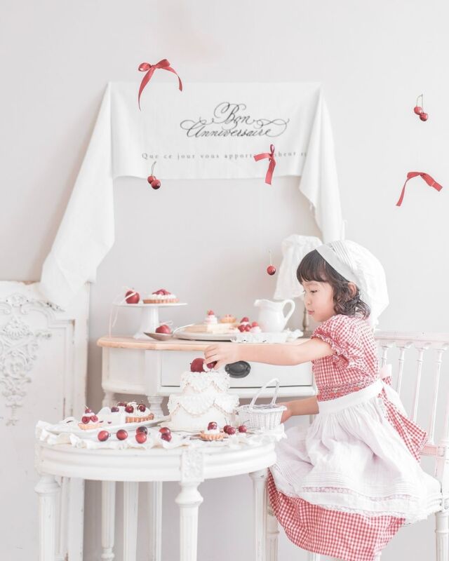 【みんなのBirthday photo🎂✨】

今回は、4歳の誕生日を迎えた女の子の、バースデーパーティーの様子をご紹介します！

@contedefees.photoさんの手によって、
大好きなリボンやピンク、赤、ハートに囲まれた可愛らしい空間に🩷🎀🪄

そして「作る 」ことが大好き！というお子さんのために、
撮影の時間をさらに楽しく過ごしてほしくて、撮影中にカップケーキにデコレーションしてもらうことにしたそうです🧁✨
お子さんの好奇心をくすぐるツボをしっかりおさえているママさん、さすがです👏✨

後半はお衣装変えてスマッシュケーキ🎂
大好きなものに囲まれて幸せだね❤️🎀

お誕生日、おめでとうございます👏
@yuno_021027 さん
素敵なシェアをありがとうございました🕊️✨

━━━━━━━━━━━━━━━━━━━━━━━━
▪︎ ARCH DAYS ▪︎　
キッズ＆ベビー / ママライフを ちょっと特別にするためのアイディアを発信するWebメディア

▽ARCH DAYSトップページはこちらから☑︎
@archdays
プロフィールのリンクから
⁡━━━━━━━━━━━━━━━━━━━━━━━━

#4歳誕生日 4thbirthday #誕生日 #バースデー #誕生日フォト  #バースデーフォト #テーマパーティー  #バースデーケーキ #誕生日ケーキ #手作り誕生日ケーキ  #女の子ママ #男の子ママ #誕生日飾り付け #おうちスタジオ #おうちフォト #コドモデイズ #archdays