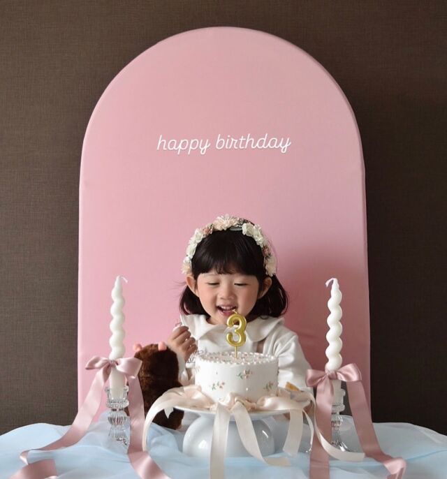 【みんなのBirthday photo🎂✨】

今回は、3歳の誕生日を迎えた女の子の、バースデーパーティーの様子をご紹介します！

テーブルコーディネートは「大人ピンク×ホワイト」をベースに、リボンをあわせて女の子らしく🎀🤍

去年まで頭になにかをつけるのが嫌だった彼女も、今年は花冠をつけておしゃれを楽しんだそう🌼

来年はどんなことが好きになっているんだろう🤭
とっても楽しみですね！

お誕生日、おめでとうございます👏
@_yuriko_n さん
素敵なシェアをありがとうございました🕊️✨

━━━━━━━━━━━━━━━━━━━━━━━━
▪︎ ARCH DAYS ▪︎　
キッズ＆ベビー / ママライフを ちょっと特別にするためのアイディアを発信するWebメディア

▽ARCH DAYSトップページはこちらから☑︎
@archdays
プロフィールのリンクから
⁡━━━━━━━━━━━━━━━━━━━━━━━━

#3歳誕生日 #3rdbirthday #誕生日 #バースデー #誕生日フォト  #バースデーフォト #テーマパーティー  #バースデーケーキ #誕生日ケーキ #手作り誕生日ケーキ  #女の子ママ #男の子ママ #誕生日飾り付け #おうちスタジオ #おうちフォト #コドモデイズ #archdays