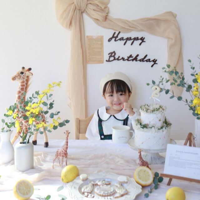 【みんなのBirthday photo🎂✨】

今回は、2歳の誕生日を迎えた男の子の
バースデーパーティーの様子をご紹介します！

大きなベージュのリボンをバックに、レモンやお花のイエローでアクセントを🍋
落ち着きすぎず、とてもバランスの良いコーディネートですね👏

美味しいアイシングクッキーは、𝖱𝖨𝖬さん(@riri_m322)🍪

𝟤歳の目標は、

︎︎︎︎☑︎髪を美容院で切る
︎︎︎︎☑︎トイトレ
︎︎︎︎☑︎ごはんをこぼさず食べる
︎︎︎︎☑︎︎︎︎︎洋服を自分で着る、靴を自分で履く
︎︎︎
だそうです☺️できるできる！応援しています♡

お誕生日、おめでとうございます🎉
@___m.m.y_ さん
素敵なシェアをありがとうございました🕊️✨

━━━━━━━━━━━━━━━━━━━━━━━━
▪︎ ARCH DAYS ▪︎　
キッズ＆ベビー / ママライフを ちょっと特別にするためのアイディアを発信するWebメディア

▽ARCH DAYSトップページはこちらから☑︎
@archdays
プロフィールのリンクから
⁡━━━━━━━━━━━━━━━━━━━━━━━━

#2歳誕生日 #2ndbirthday #誕生日 #バースデー #誕生日フォト  #バースデーフォト #テーマパーティー  #バースデーケーキ #誕生日ケーキ #手作り誕生日ケーキ  #女の子ママ #男の子ママ #誕生日飾り付け #おうちスタジオ #おうちフォト #コドモデイズ #archdays