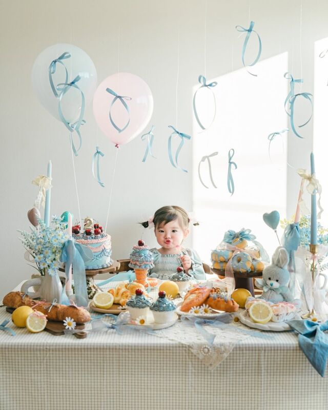 【みんなのBirthday photo🎂✨】

今回は、2歳の誕生日を迎えた女の子の
バースデーパーティーの様子をご紹介します！

フェイクスイーツたちがとっても可愛いバースデーブース🥐🎂🩵︎💕︎
誕生日が嬉しくて嬉しくて、『たんじょうび〜』と口ずさんでいたそうです♩

昨日いえなかった言葉が、次の日には話せてたり
ママやパパの話がちゃんと分かるようになって。
この1年も一緒にいる時間がますます楽しみですね♡

お誕生日、おめでとうございます🎉
@nico25.flower さん
素敵なシェアをありがとうございました🕊️✨

━━━━━━━━━━━━━━━━━━━━━━━━
▪︎ ARCH DAYS ▪︎　
キッズ＆ベビー / ママライフを ちょっと特別にするためのアイディアを発信するWebメディア

▽ARCH DAYSトップページはこちらから☑︎
@archdays
プロフィールのリンクから
⁡━━━━━━━━━━━━━━━━━━━━━━━━

#2ndbirthday #birthday #2歳誕生日 #誕生日 #バースデー #誕生日フォト  #バースデーフォト #テーマパーティー  #バースデーケーキ #誕生日ケーキ #手作り誕生日ケーキ  #女の子ママ #男の子ママ #誕生日飾り付け #おうちスタジオ #おうちフォト #コドモデイズ #archdays