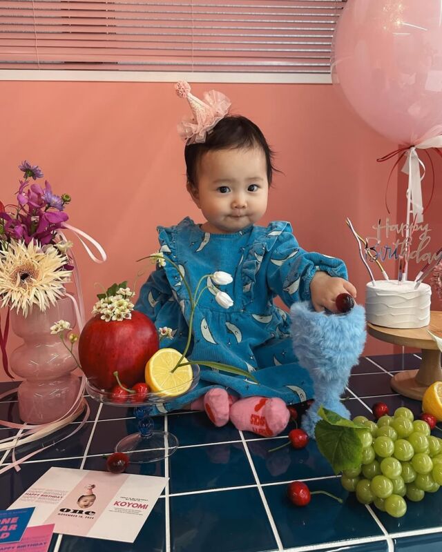 【みんなのBirthday photo🎂✨】

今回は、1歳の誕生日を迎えた女の子の
バースデーパーティーの様子をご紹介します！

フルーツやお花で彩られた、ママの愛情たっぷりのコーディネート🍎💕

バースデー衣装は、お名前にちなんで選ばれたそう。
お腹にいるときから大切にすごした日々。あっという間だけど、とても濃厚な時間の繰り返しでしたよね。パパもママも1歳、おめでとうございます💐

そしてこの1年もたくさん家族の思い出ができますように✨

お誕生日、おめでとうございます🎉
@m_wd_0501 さん
素敵なシェアをありがとうございました🕊️✨

━━━━━━━━━━━━━━━━━━━━━━━━
▪︎ ARCH DAYS ▪︎　
キッズ＆ベビー / ママライフを ちょっと特別にするためのアイディアを発信するWebメディア

▽ARCH DAYSトップページはこちらから☑︎
@archdays
プロフィールのリンクから
⁡━━━━━━━━━━━━━━━━━━━━━━━━

#1stbirthday #birthday #1歳誕生日 #誕生日 #バースデー #誕生日フォト  #バースデーフォト #テーマパーティー  #バースデーケーキ #誕生日ケーキ #手作り誕生日ケーキ  #女の子ママ #男の子ママ #誕生日飾り付け #おうちスタジオ #おうちフォト #コドモデイズ #archdays