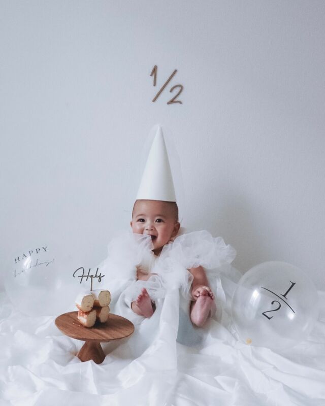 【みんなのBirthday photo🎂✨】

今回は、ハーフバースデーを迎えた男の子の
お祝いフォトをご紹介します！

純粋さを感じさせるホワイトな空間に、「half」のケーキトッパーがのったハーフカットのドーナツが目をひくコーディネート🍩🤍
ふわふわな衣装もパーティーハットもよくお似合いです👏

ひとつひとつの仕草がたまらなく可愛い０歳児。
できることが増えていくことが嬉しかったり、ちょっと寂しかったり...かけがえのない日々の連続。
これからも元気にすくすく大きくなりますように✨

1歳のお誕生日も楽しみにしています♡
@ma_ii___ さん
素敵なシェアをありがとうございました🕊️✨

━━━━━━━━━━━━━━━━━━━━━━━━
▪︎ ARCH DAYS ▪︎　
キッズ＆ベビー / ママライフを ちょっと特別にするためのアイディアを発信するWebメディア

▽ARCH DAYSトップページはこちらから☑︎
@archdays
プロフィールのリンクから
⁡━━━━━━━━━━━━━━━━━━━━━━━━

#ハーフバースデー #halfbirthday #誕生日 #バースデー #誕生日フォト  #バースデーフォト #テーマパーティー  #バースデーケーキ #誕生日ケーキ #手作り誕生日ケーキ  #女の子ママ #男の子ママ #誕生日飾り付け #おうちスタジオ #おうちフォト #コドモデイズ #archdays