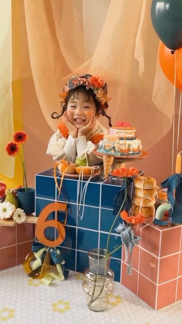 【みんなのbirthday photo🎂✨】

今回は、6歳のお誕生日を迎えた男の子の
バースデーパーティーの様子をご紹介します！

タイルBOXを使ったおしゃれなおうちフォトブース🧡💙
オレンジとデニムカラーでまとめた空間に、カラフルなフェイクスイーツたち🍦🍩🧁
フェイクスイーツたちがまるで誕生日をお祝いしてくれているかのように、とっても楽しいフォトブースですね！

人生が彩り豊かでありますように🌼

お誕生日、おめでとうございます🎉
@kiiiphoto125 さん
素敵なシェアをありがとうございました🕊️✨

━━━━━━━━━━━━━━━━━━━━━━━━
▪︎ ARCH DAYS ▪︎　
キッズ＆ベビー / ママライフを ちょっと特別にするためのアイディアを発信するWebメディア

▽ARCH DAYSトップページはこちらから☑︎
@archdays
プロフィールのリンクから
⁡━━━━━━━━━━━━━━━━━━━━━━━━

#6thbirthday#6歳誕生日#birthday #誕生日 #バースデー #誕生日フォト  #バースデーフォト #テーマパーティー  #バースデーケーキ #誕生日ケーキ #手作り誕生日ケーキ  #女の子ママ #男の子ママ #誕生日飾り付け #おうちスタジオ #おうちフォト #コドモデイズ #archdays