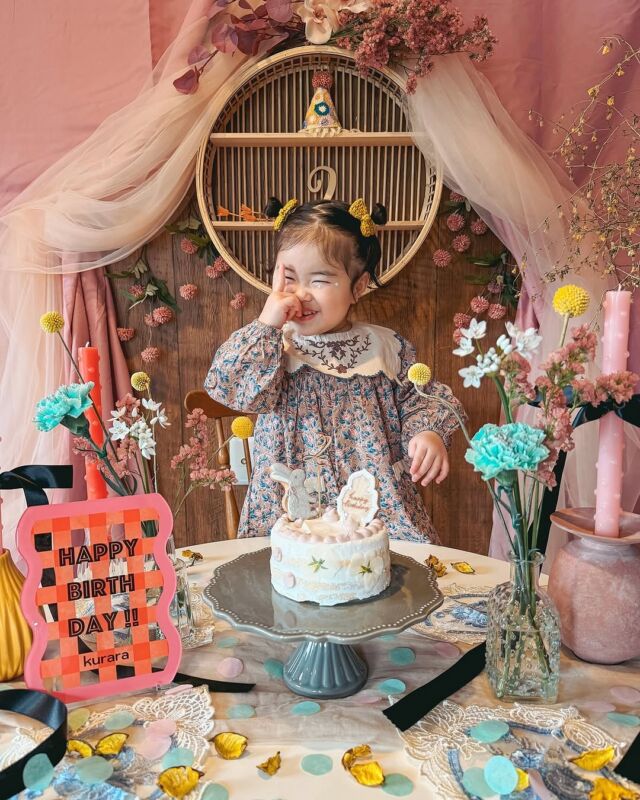 【みんなのBirthday photo🎂✨】

今回は、2歳のお誕生日を迎えた女の子の
バースデーパーティーの様子をご紹介します！

うさぎのクッキーがのった可愛いケーキが目をひくコーディネート🐇🎀

空間を一気に華やかにしてくれるバースデーパネルは、お子さんのイメージに合わせて形やカラーを選ばれたそうです❤️🩷

人が楽しそうにしているともっと喜ばそうと面白いことしてきたり、
身体を張って笑かしてくれる陽気な女の子🥸🪭
笑顔がとにかく素敵ですね！

お誕生日、おめでとうございます🎉
@ikyu_p11 さん
素敵なシェアをありがとうございました🕊️✨

━━━━━━━━━━━━━━━━━━━━━━━━
▪︎ ARCH DAYS ▪︎　
キッズ＆ベビー / ママライフを ちょっと特別にするためのアイディアを発信するWebメディア

▽ARCH DAYSトップページはこちらから☑︎
@archdays
プロフィールのリンクから
⁡━━━━━━━━━━━━━━━━━━━━━━━━

#2ndbirthday#2歳誕生日#birthday #誕生日 #バースデー #誕生日フォト  #バースデーフォト #テーマパーティー  #バースデーケーキ #誕生日ケーキ #手作り誕生日ケーキ  #女の子ママ #男の子ママ #誕生日飾り付け #おうちスタジオ #おうちフォト #コドモデイズ #archdays