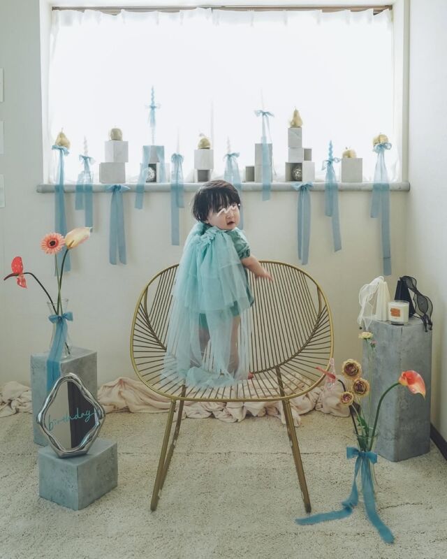 【みんなのBirthday photo🎂✨】

今回は、1歳のお誕生日を迎えた男の子の
バースデーパーティーの様子をご紹介します！

爽やかなブルーの衣装にあわせたリボンがかわいい装飾。
このお部屋、実はママが実家にいる頃に使っていたお部屋をおうちスタジオに改造されたのだそう✨

主役は風船も造花も什器もぜんぶさわりたいお年ごろ♡
お花には造花にシールをつけて、ろうそくとゴールドに塗った果物を飾り、
コンクリート調のブロック棚もなんと手作り👏

ぽてっとした形が可愛らしいシルバーフレームの鏡には @nu.a_official さんのバースデーシールが貼られています。

壁には足形や「生まれてきてくれてありがとう」と英語で文字入れした鏡など、
愛がたくさん感じられる素敵な空間です🩵

お誕生日、おめでとうございます🎉
@yoooda__uu さん
素敵なシェアをありがとうございました🕊️✨

━━━━━━━━━━━━━━━━━━━━━━━━
▪︎ ARCH DAYS ▪︎　
キッズ＆ベビー / ママライフを ちょっと特別にするためのアイディアを発信するWebメディア

▽ARCH DAYSトップページはこちらから☑︎
@archdays
プロフィールのリンクから
⁡━━━━━━━━━━━━━━━━━━━━━━━━

#1stbirthday#1歳誕生日#birthday #誕生日 #バースデー #誕生日フォト  #バースデーフォト #テーマパーティー  #バースデーケーキ #誕生日ケーキ #手作り誕生日ケーキ  #女の子ママ #男の子ママ #誕生日飾り付け #おうちスタジオ #おうちフォト #コドモデイズ #archdays